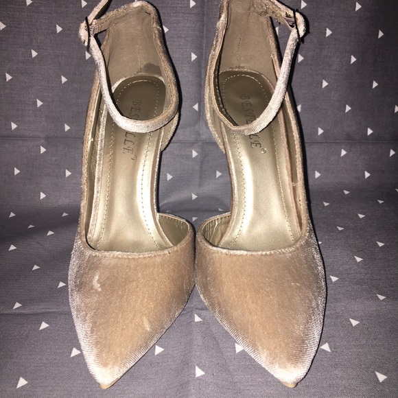 Never Been Worn Beige Velvet Pointy Heels Sz 6 - Picture 3 of 7